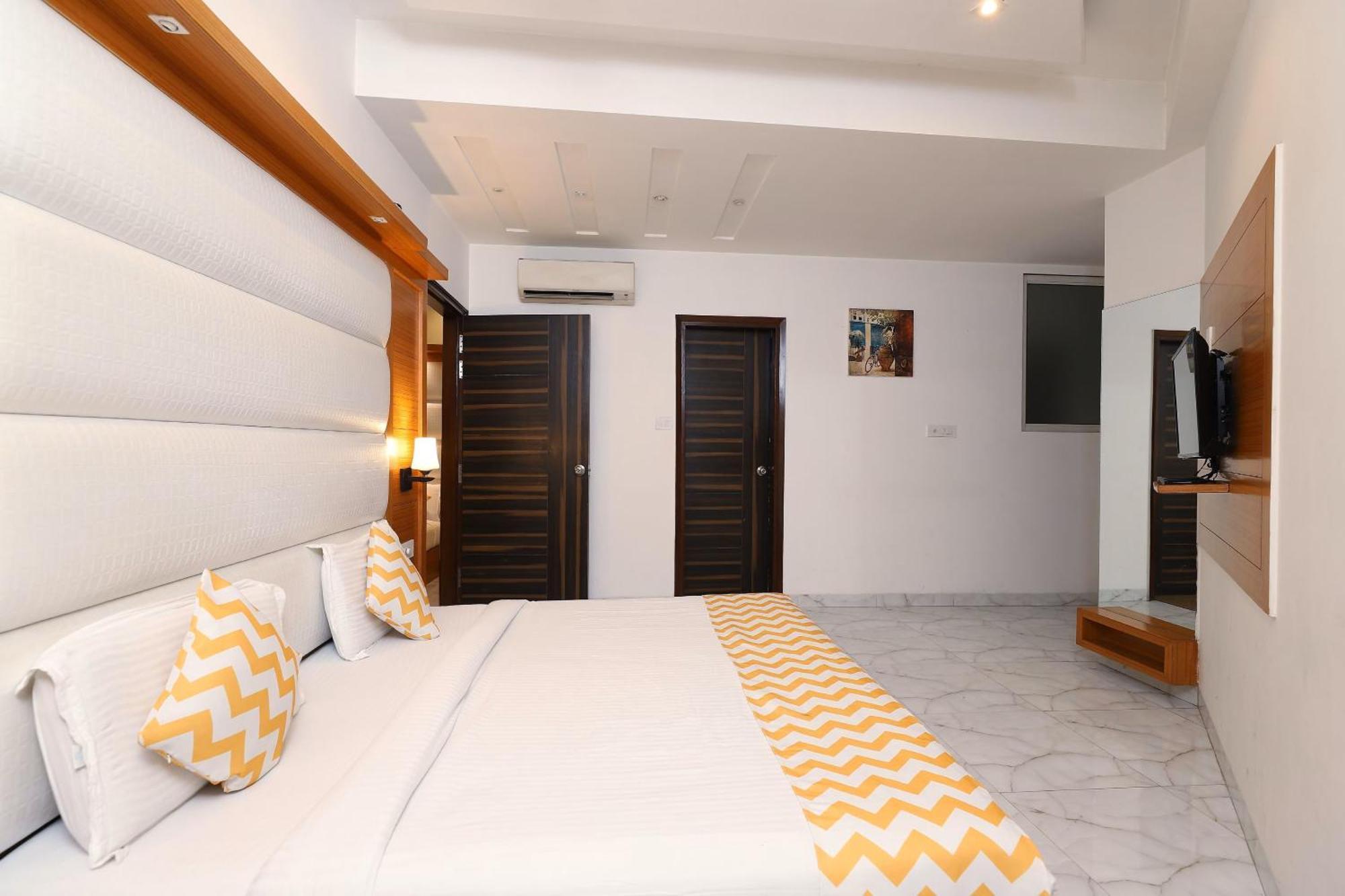 Hotel Star By Star Group- Near Delhi Airport Új-Delhi Kültér fotó
