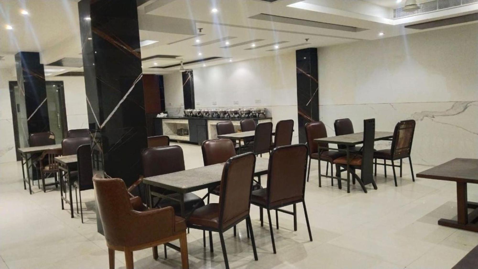 Hotel Star By Star Group- Near Delhi Airport Új-Delhi Kültér fotó