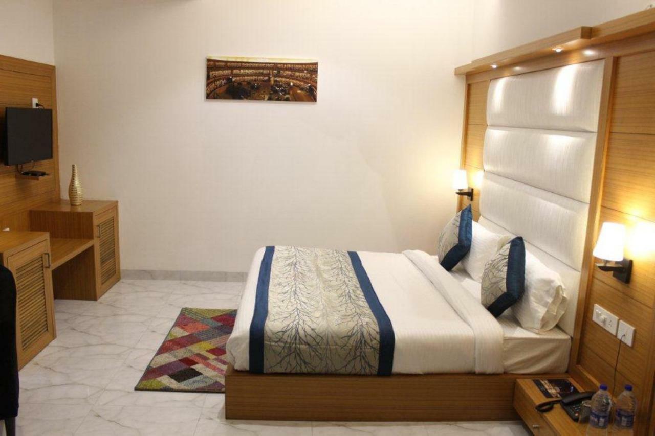 Hotel Star By Star Group- Near Delhi Airport Új-Delhi Kültér fotó