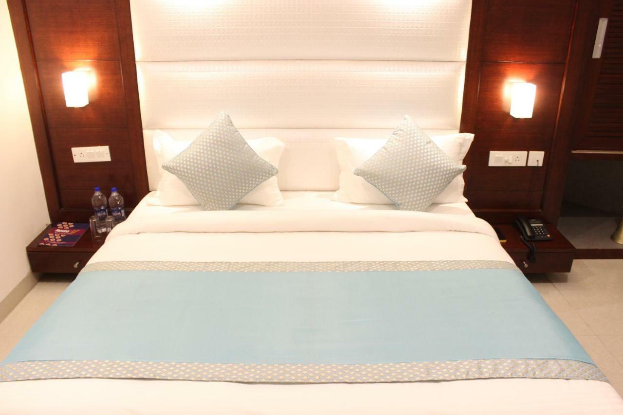 Hotel Star By Star Group- Near Delhi Airport Új-Delhi Kültér fotó